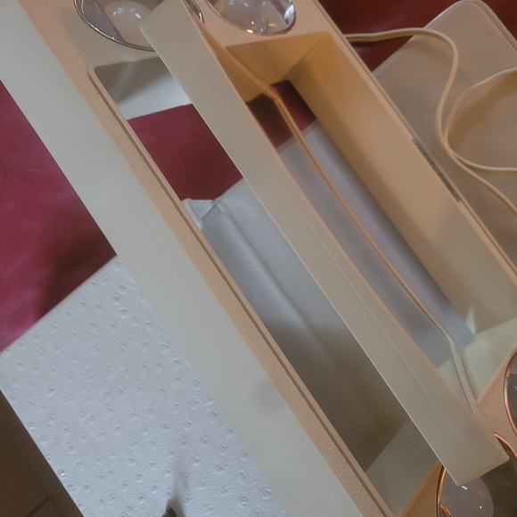 Vintage Lighted Makeup Mirror - Picture 7 of 9